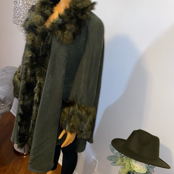 Stunning Faux Fur Shawl - Picture 2 of 6